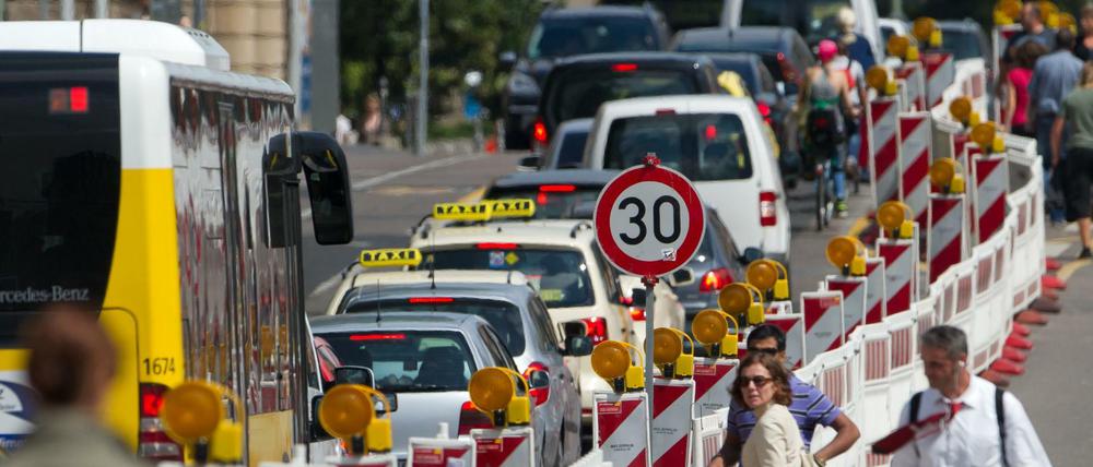 So wie auf diesem Bild in der Invalidenstraße könnte sich auch bald in Reinickendorf immer wieder baustellenbedingter Stau bilden.