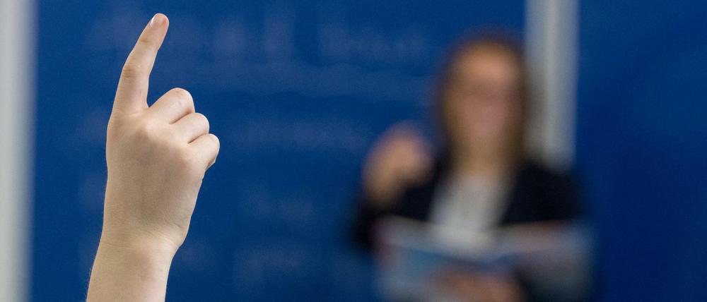 Tagesspiegel-Autor Stefan Jacobs erkennt in der Entscheidung der Senatsverwaltung gewissermaßen die Umkehrung des alten FDP-Mottos "Leistung muss sich wieder lohnen". 