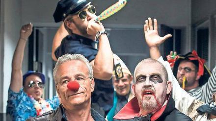 Wie konnte das geschehen? Kommissar Schenk (Dietmar Bär) geht als Vampir, während Kollege Ballauf (Klaus J. Behrendt, li.) nur widerwillig die Pappnase trägt.