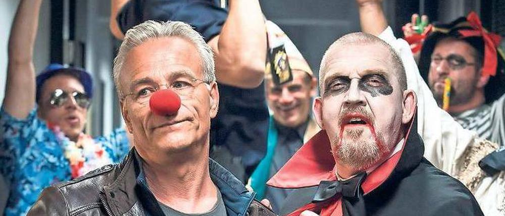Wie konnte das geschehen? Kommissar Schenk (Dietmar Bär) geht als Vampir, während Kollege Ballauf (Klaus J. Behrendt, li.) nur widerwillig die Pappnase trägt.