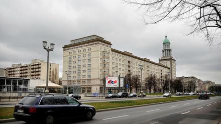 "Wir werden es bloß einspurig machen an den Hauptverkehrsstraßen, weil wir brauchen den Platz für andere", hatte Verkehrsstaatssekretär Kirchner bei einer Diskussion gesagt.