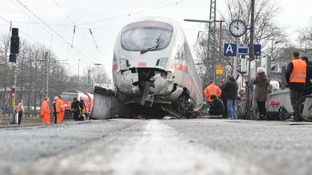Der zerstörte Triebwagen des ICE im Bahnhof Griesheim in Frankfurt am Main.