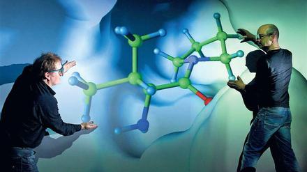 Da schau her. Mathematiker Marcus Weber (links) entwickelt 3D-Modelle von Molekülen, um zu sehen, wie er sie optimieren kann.