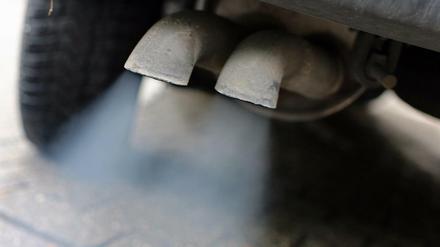 Abgase aus dem Auspuff eines Autos mit Dieselmotor