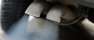 Abgase aus dem Auspuff eines Autos mit Dieselmotor