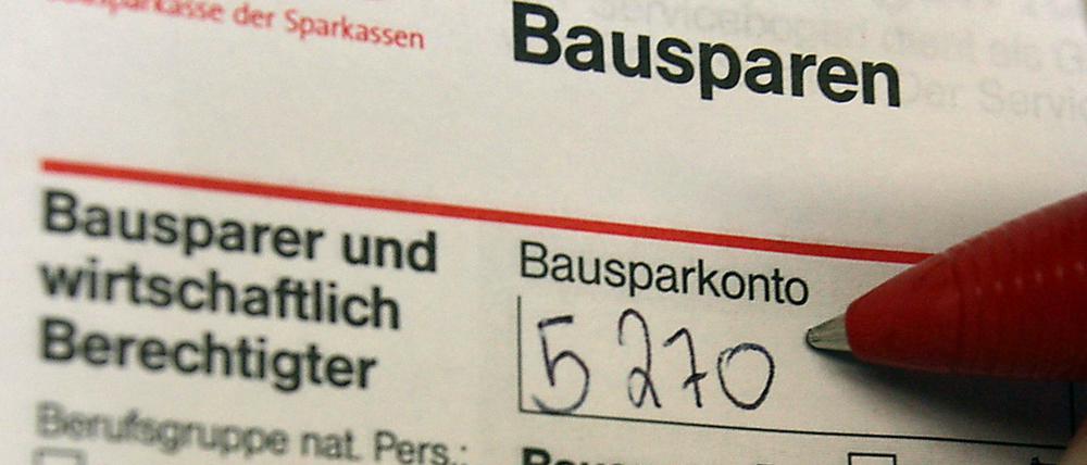 Eine Frau füllt einen Antrag für einen Bausparvertrag aus. 