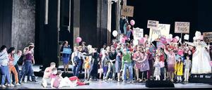 Uraufführung in der Bismarckstraße. Szene aus „Edward II“ unter der Regie von Christof Loy an der Deutschen Oper.