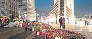 Trauer auf Stufen. An der Gedächtniskirche erinnern Kerzen und Blumen an die Opfer. Aus dem Provisorium soll eine Dauergedenkstätte werden. 