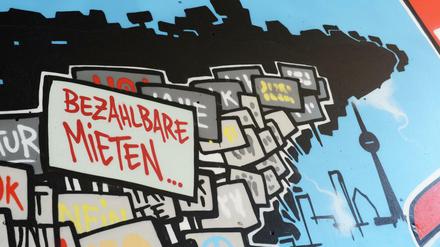 Ein Graffiti am Kottbusser Tor in Kreuzberg fordert bezahlbare Mieten.