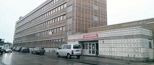 Mit Plakaten an der Außenfassade protestieren die Nutzer des Rockhauses gegen die Schließung.