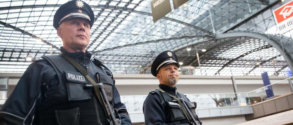 Beamte der Bundespolizei patrouillieren in Berlin im Hauptbahnhof.