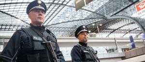 Beamte der Bundespolizei patrouillieren in Berlin im Hauptbahnhof. 