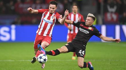 Bayer 04 kam oft einen Schritt zu spät - wie hier Kevin Kampl gegen Saul Niguez.