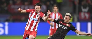 Bayer 04 kam oft einen Schritt zu spät - wie hier Kevin Kampl gegen Saul Niguez.