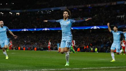 Leroy Sané feiert sein Tor im Champions-League-Achtelfinale. 