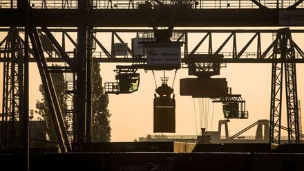 In Frankfurt am Main werden Container im Osthafen der Stadt von Kränen verladen.