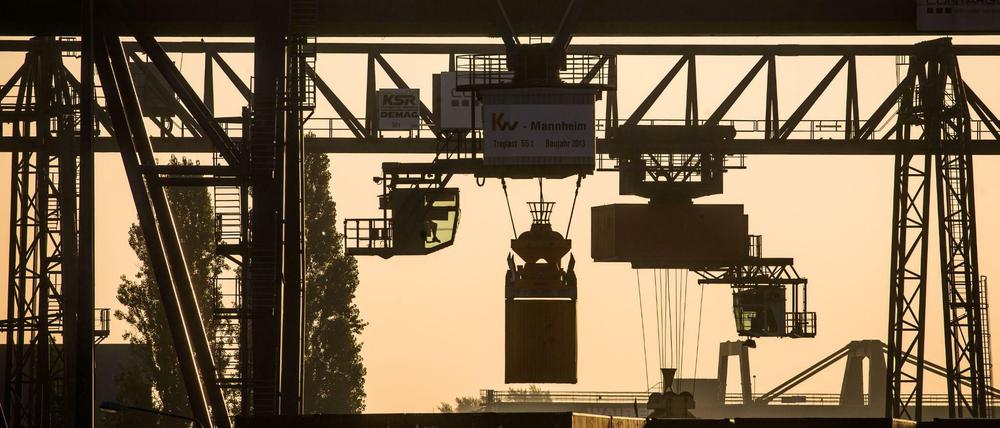 In Frankfurt am Main werden Container im Osthafen der Stadt von Kränen verladen.