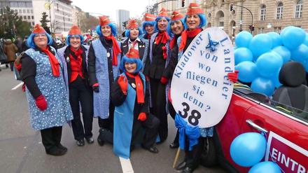 Die Kladower Landeier als BER-Stewardessen.