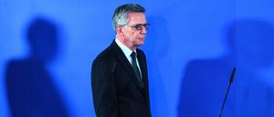 Bundesinnnenminister Thomas de Maiziere (CDU) am Montag auf dem Flughafen in Schönefeld. 