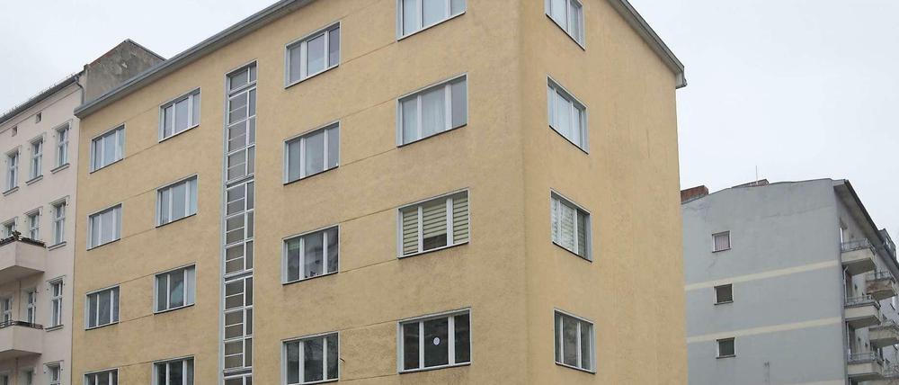 Das Eckhaus Pestalozzistraße 97 und das Nachbarhaus Wielandstraße 50 (hinten rechts) will ein Investor durch Neubauten ersetzen.