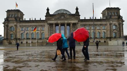 Vorsicht Wind. Am Donnerstagabend soll es in Berlin heftig stürmen. Am Freitag wird es dann auch noch nass.