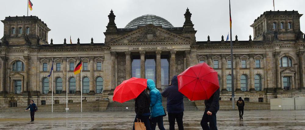 Vorsicht Wind. Am Donnerstagabend soll es in Berlin heftig stürmen. Am Freitag wird es dann auch noch nass.