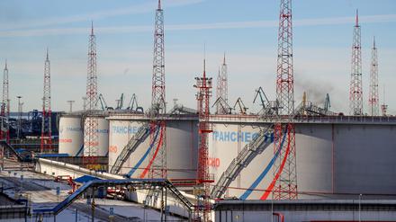 Tanks von Transneft, einem staatlichen russischen Unternehmen, das die Erdöl-Pipelines des Landes betreibt, im Ölterminal von Ust-Luga. 