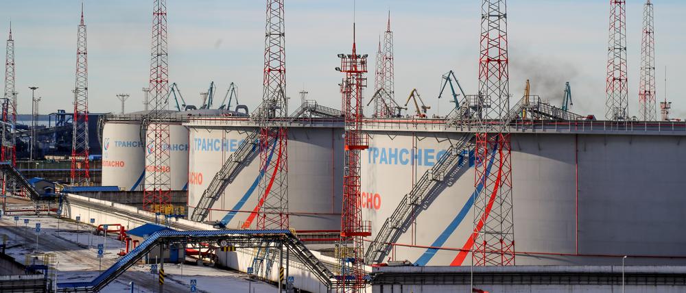 Tanks von Transneft, einem staatlichen russischen Unternehmen, das die Erdöl-Pipelines des Landes betreibt, im Ölterminal von Ust-Luga. 