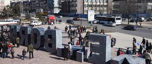 Ein Monument in Pristina, im Kosovo.