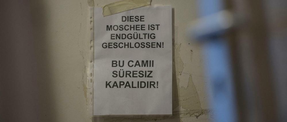Ein Zettel an der Tür der Fussilet-Moschee in Moabit.