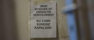 Ein Zettel an der Tür der Fussilet-Moschee in Moabit.