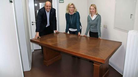 Stephan Machulik Katrin Ullrich und Anke Lausecker stellen den Tisch zur Abholung bereit.