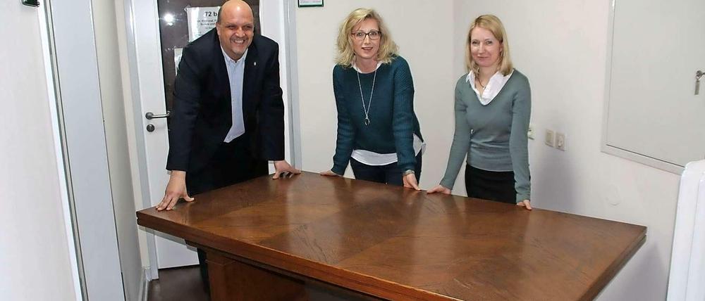 Stephan Machulik Katrin Ullrich und Anke Lausecker stellen den Tisch zur Abholung bereit.
