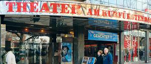 Passanten vor dem Theater am Kurfürstendamm.
