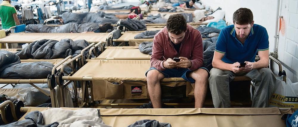 Handys sind das wichtigste Gerät, das Flüchtlinge brauchen.