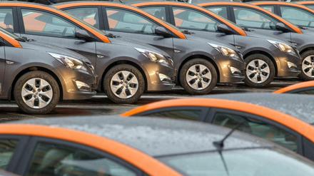 Fahrzeuge des neuen Carsharing-Anbieters auf einem Parkplatz in Sankt Petersburg.