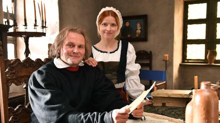 Die Schauspieler Karoline Schuch als Katharina von Bora und Devid Striesow als Martin Luther posieren bei Dreharbeiten des Films "Katharina Luther". 