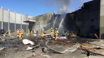 Die Feuerwehrleute löschen das Einkaufszentrum in Melbourne.