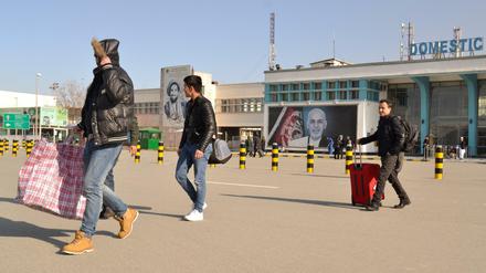 Ein Gruppe junger Männer verlässt am Mittwoch das Flughafengebäude in Kabul (Afghanistan). Erneut sind abgelehnte Asylbewerber von Deutschland nach Afghanistan abgeschoben worden.