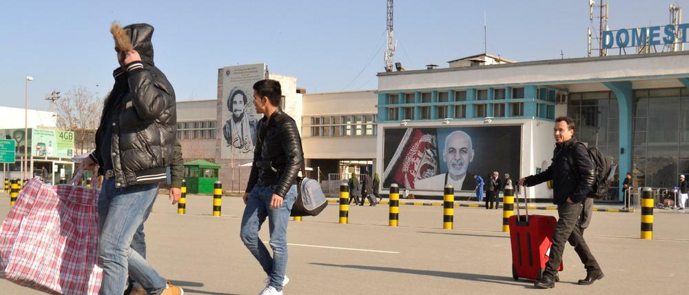 Ein Gruppe junger Männer verlässt am Mittwoch das Flughafengebäude in Kabul (Afghanistan). Erneut sind abgelehnte Asylbewerber von Deutschland nach Afghanistan abgeschoben worden.