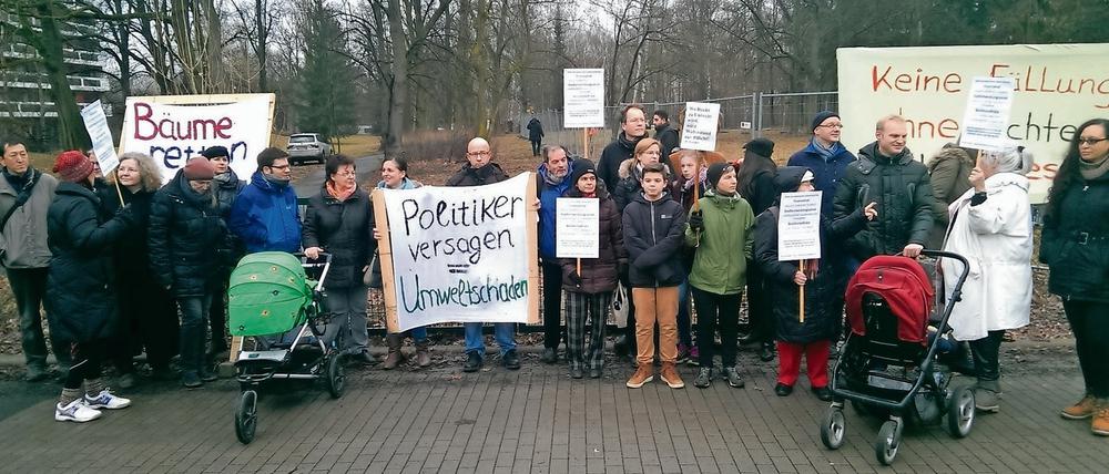 Bürger protestieren gegen die Baumfällung im Leonorenpark in Lankwitz.