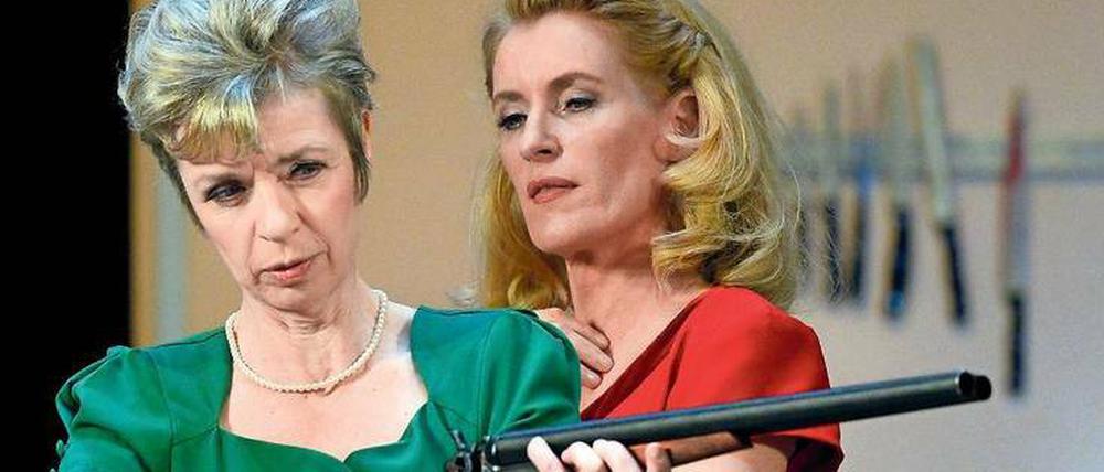 Weiße mit Schuss. Maria Furtwängler und Anna Stieblich in „Alles muss glänzen“.