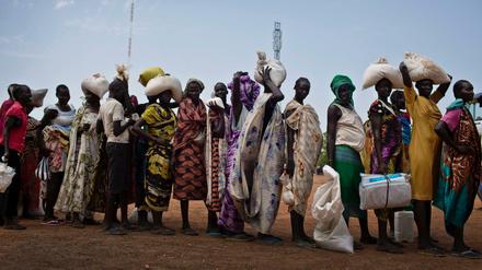 Frauen stehen in Bentiu (Südsudan) in einer Schlange für Lebensmittelhilfe an.