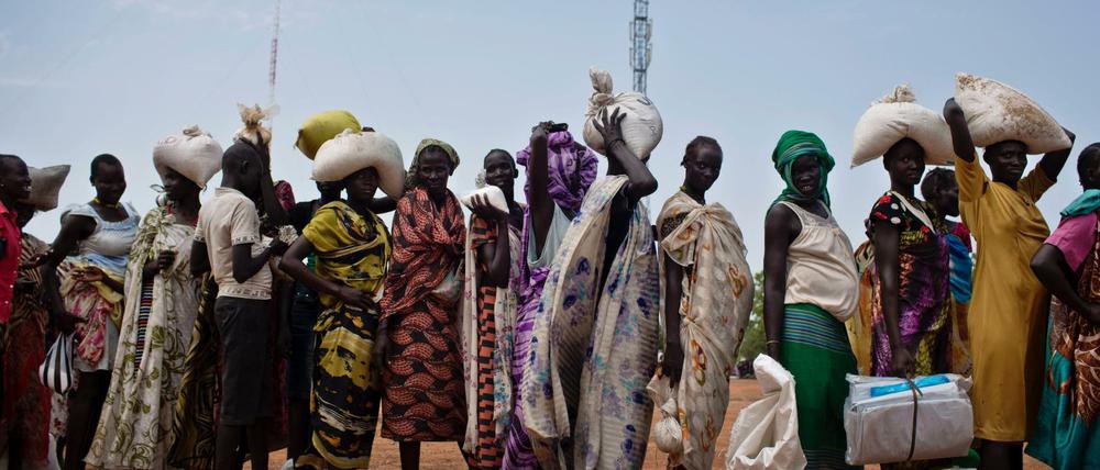 Frauen stehen in Bentiu (Südsudan) in einer Schlange für Lebensmittelhilfe an.