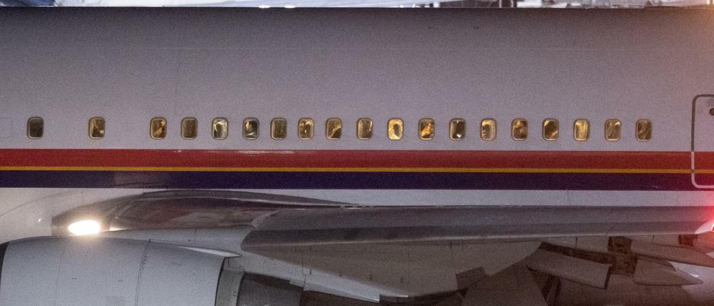 Ein mit abgelehnten Asylsuchenden aus Afghanistan besetztes Flugzeug am Mittwochabend am Flughafen in München. 
