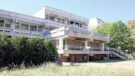 Hinter der ehemaligen Botschaft lag eine Tennisanlage.
