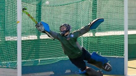 Viel zu tragen. Als Torwart beim Hockey wiegt die Ausrüstung gewaltig.