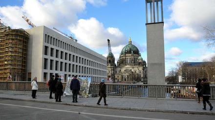 Großbaustelle in Mitte. Das Stadtschloss darf eigentlich 595 Millionen Euro kosten. Doch es wird teurer.