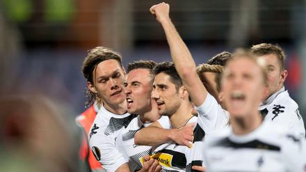 Gladbachs Jannik Vestergaard (l-r), Josip Drmic und Torschütze Lars Stindl jubeln nach dem Führungstreffer zum 3:2. 