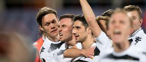 Gladbachs Jannik Vestergaard (l-r), Josip Drmic und Torschütze Lars Stindl jubeln nach dem Führungstreffer zum 3:2.